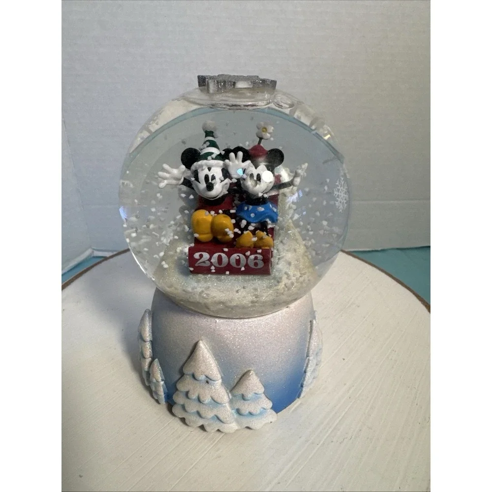 Sep13_7 Disney Mickey and Minnie Christmas Snowglobe‎ 2006 No Box